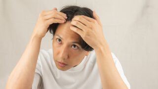 20代で薄毛になる原因と今すぐできる7つの対策【若ハゲは改善できる】