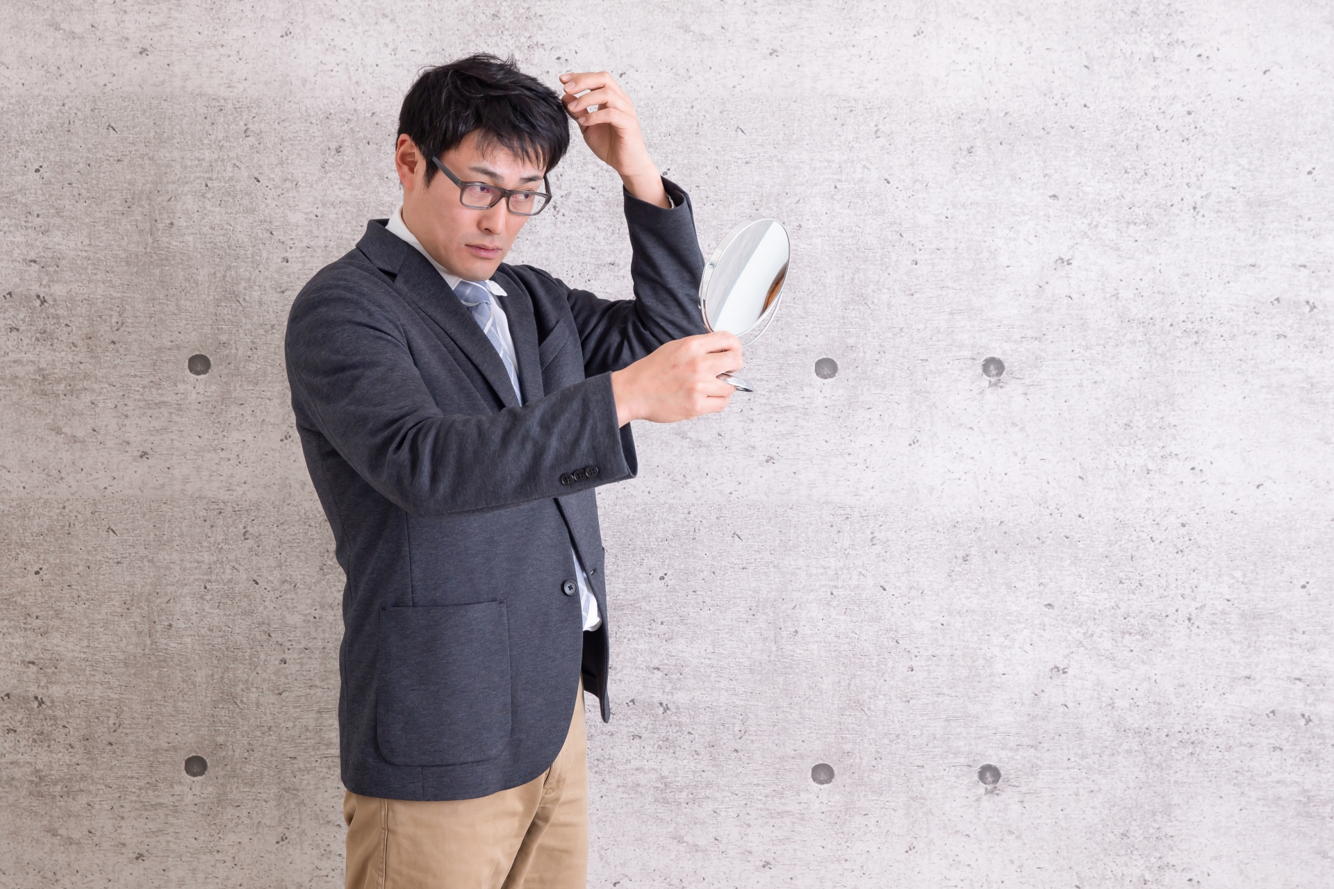 30代・40代の薄毛の原因は？ 年代別の特徴と効果的なAGA対策